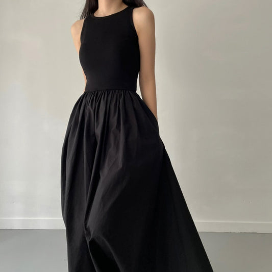 Robe Noire Évasée Sans Manches – Élégance Sculptée & Minimalisme Moderne