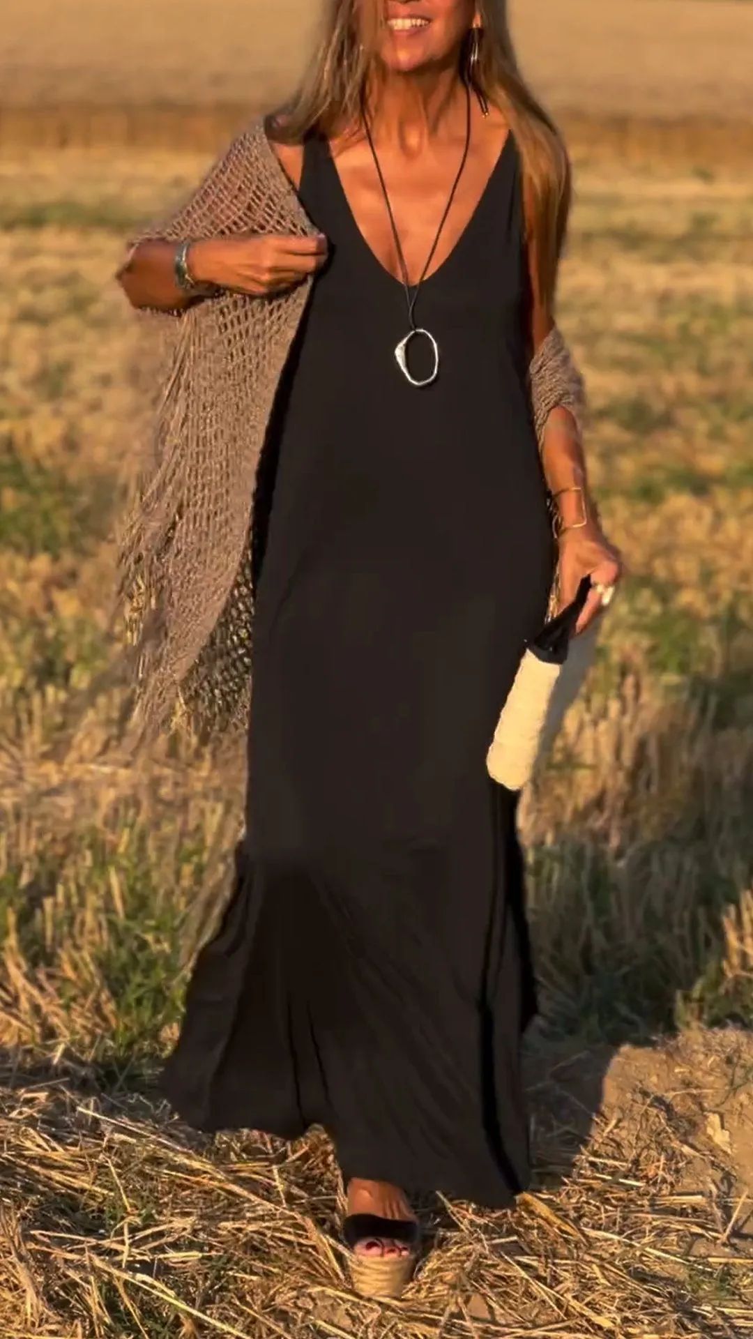 Robe Longue Noire Éclat Solaire – Élégance Minimaliste & Liberté