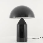 Stolní lampa Atollo z kovu