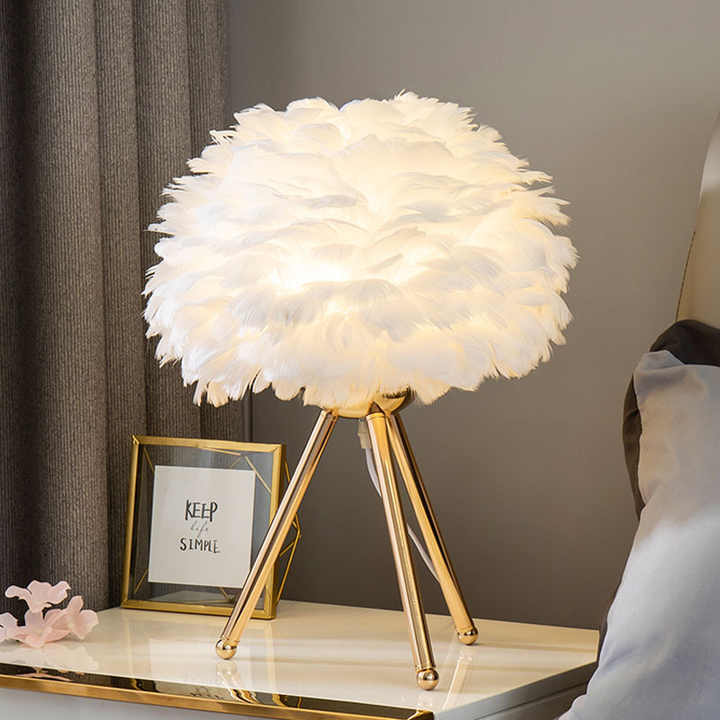 Regulowana lampa stołowa z luksusowymi piórami – Pluma