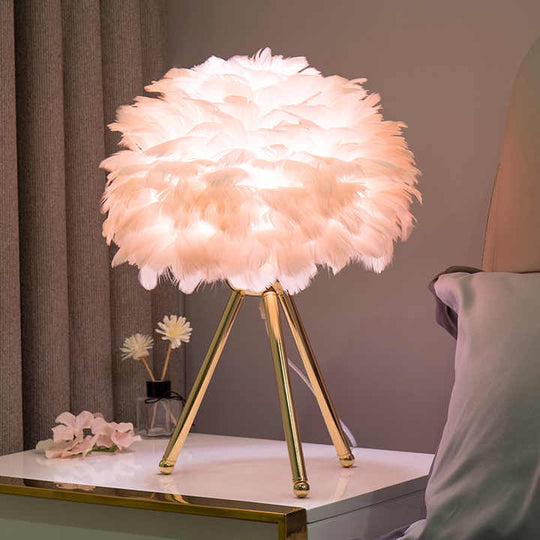 Regulowana lampa stołowa z luksusowymi piórami – Pluma