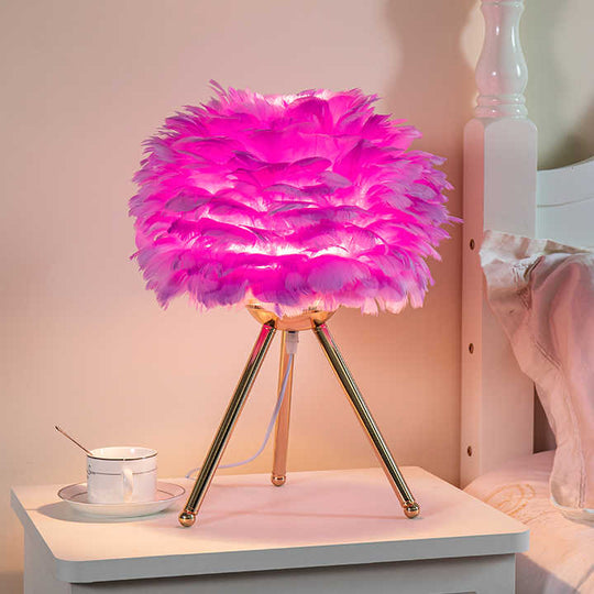 Regulowana lampa stołowa z luksusowymi piórami – Pluma
