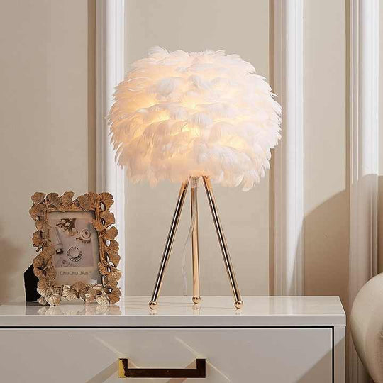 Regulowana lampa stołowa z luksusowymi piórami – Pluma